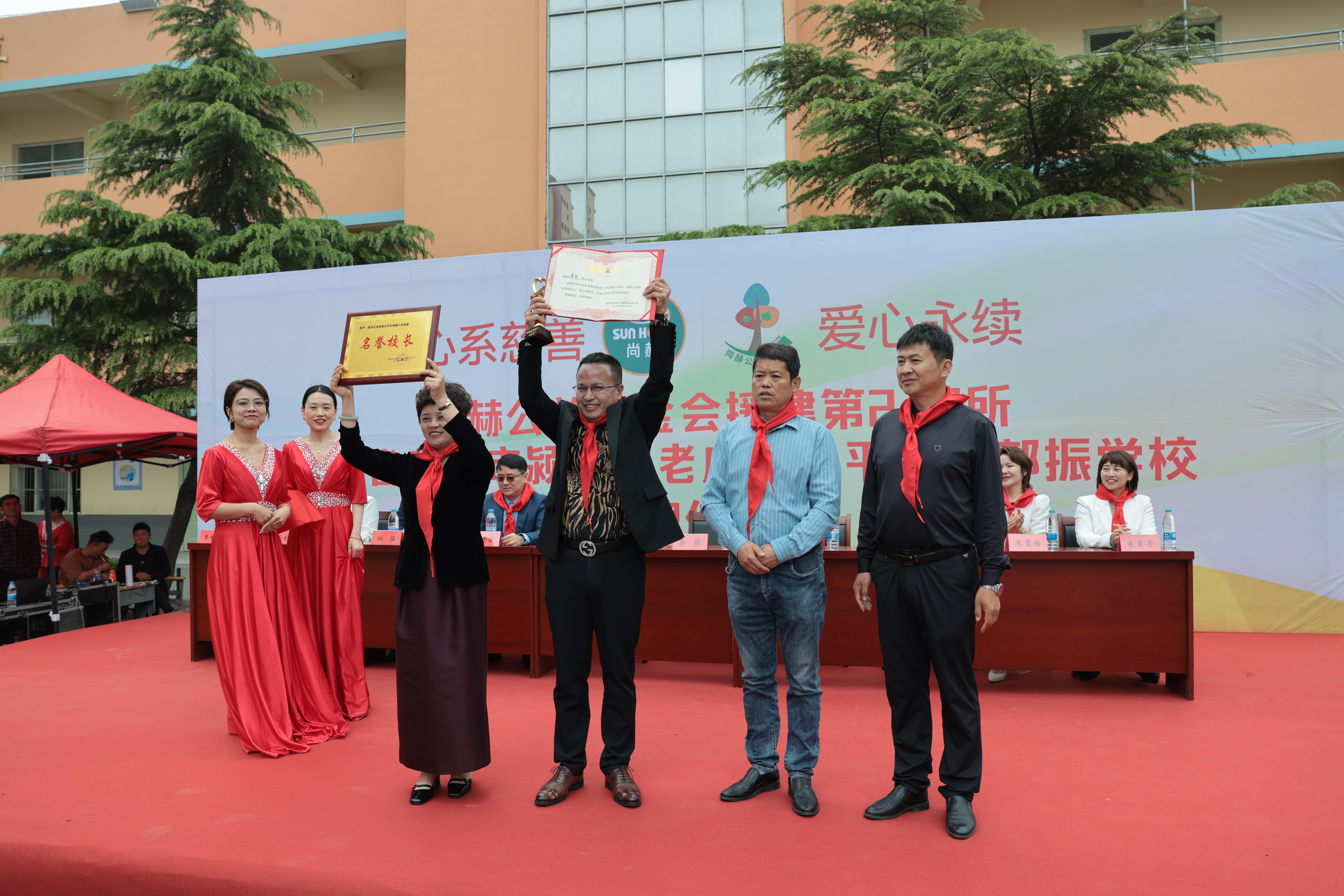 在爱意的“双向奔赴”中丨第249所乐竞体育_乐竞体育中国一站式服务官网
公益学校揭牌