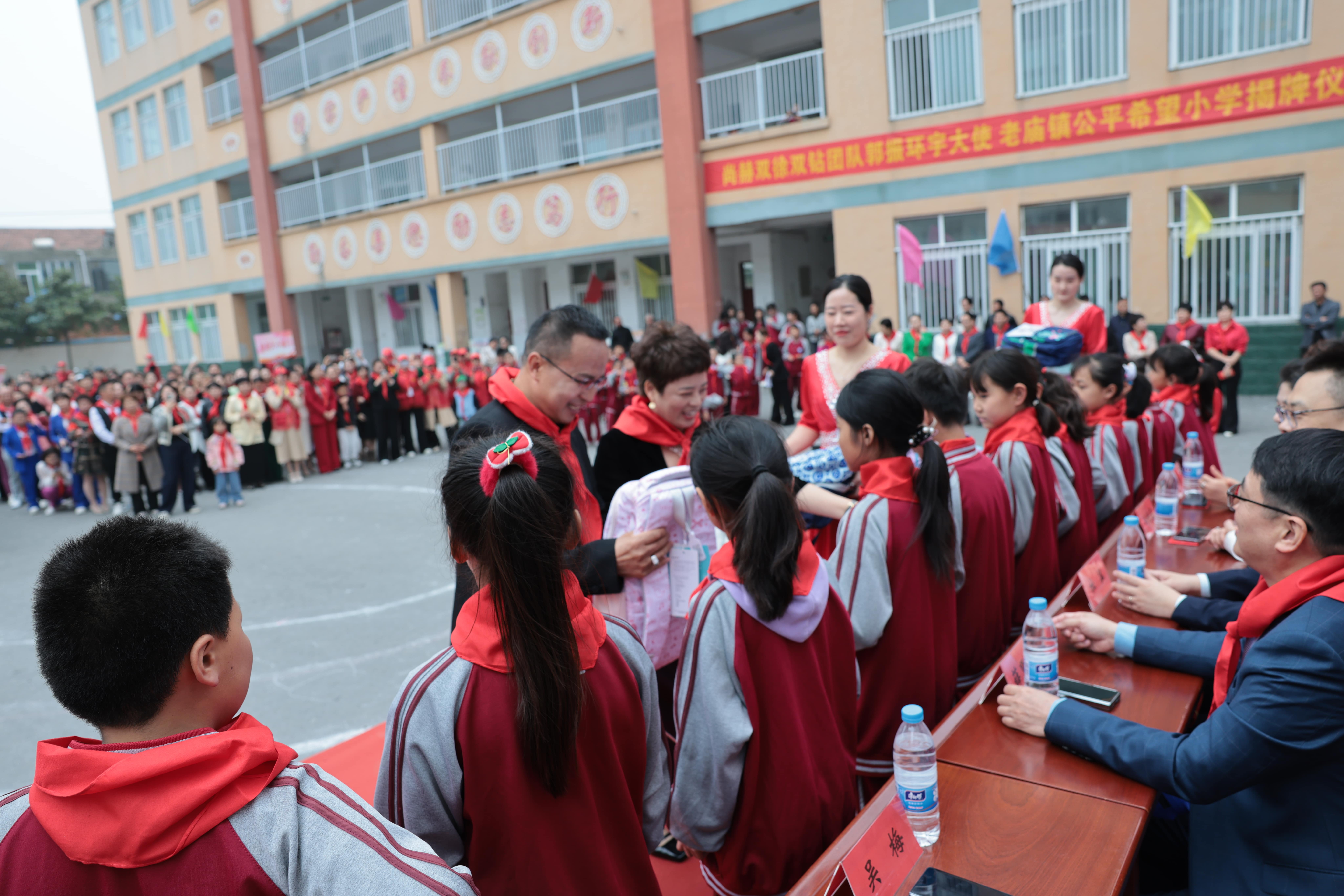 在爱意的“双向奔赴”中丨第249所乐竞体育_乐竞体育中国一站式服务官网
公益学校揭牌