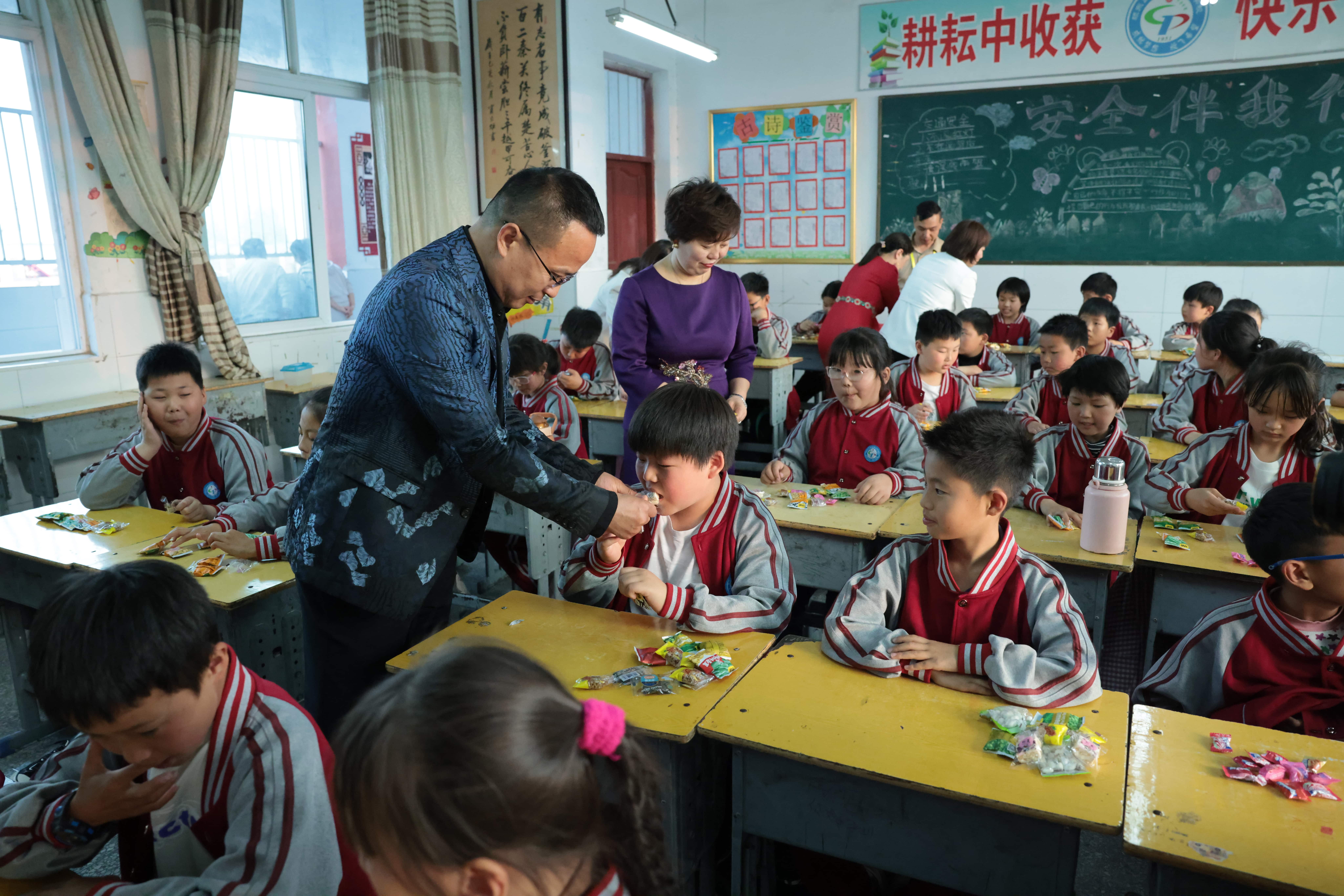 在爱意的“双向奔赴”中丨第249所乐竞体育_乐竞体育中国一站式服务官网
公益学校揭牌